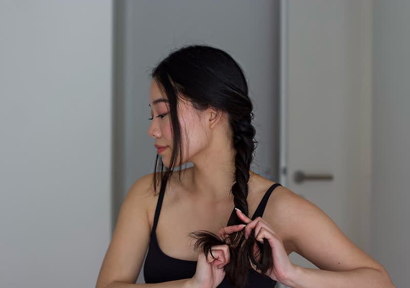 Žena s kosom ispletenom u riblju kost