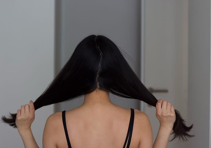 Žena dijeli kosu na pola