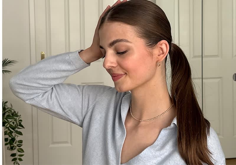 Žena s kosom svezanom u dugi rep