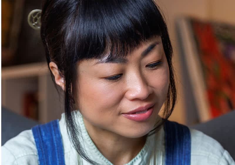 Žena s tamnom kosom u plavom kombinezonu