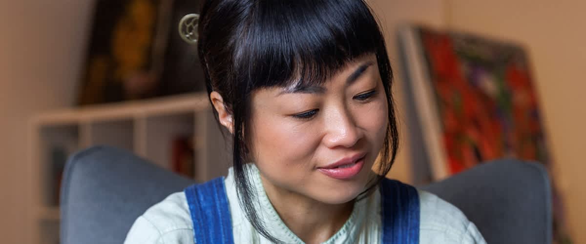 Žena s tamnom kosom u plavom kombinezonu