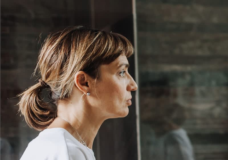 Žena se gleda u ogledalo