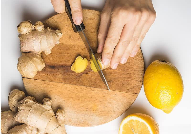 Kuhinjska daska na kojoj su narezani đumbir i limun