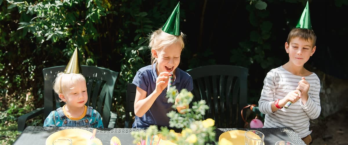 Djeca u vrtu s party rekvizitima