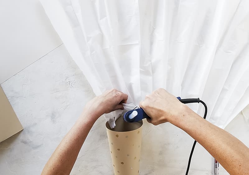 Zalijepite presavijeni papirnati ubrus duž unutarnjeg, gornjeg ruba tuljca