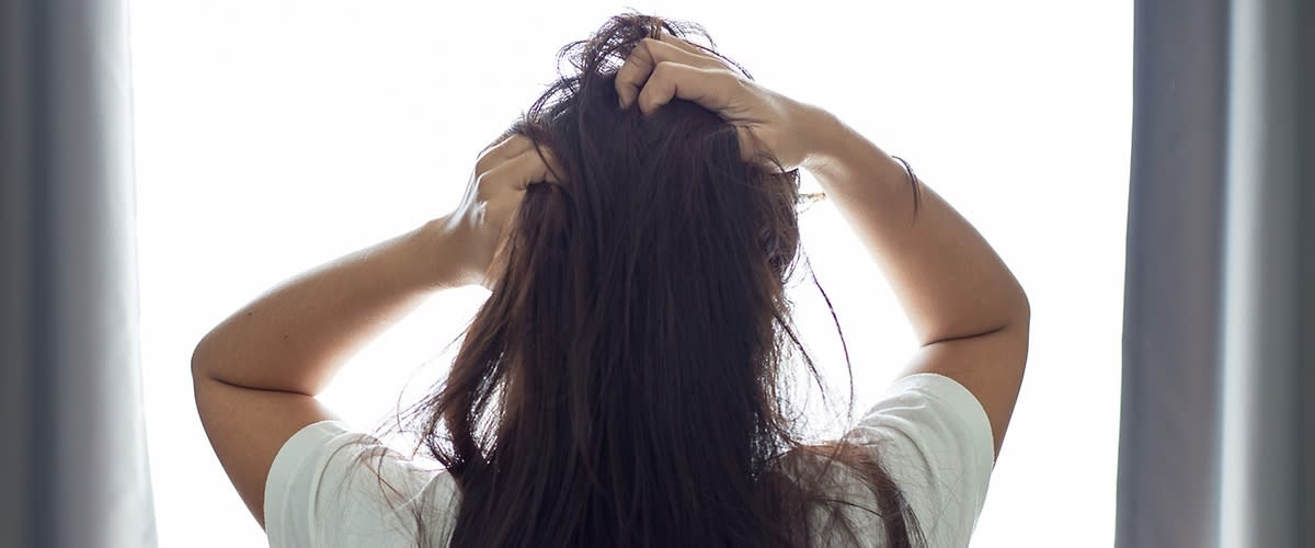 Djevojka se češe po glavi