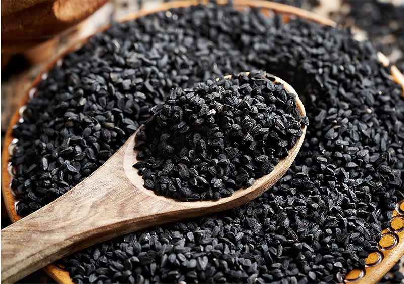 crni kim u drvenoj posudi