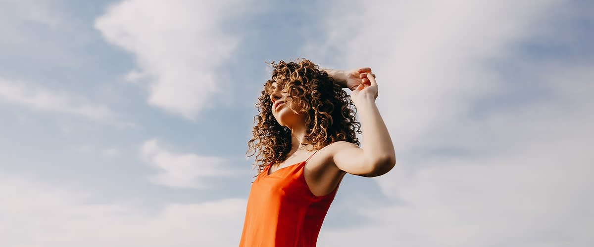 djevojka kovrčave kose