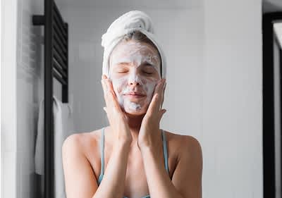 djevojka u kupaonici s maskom za lice na licu