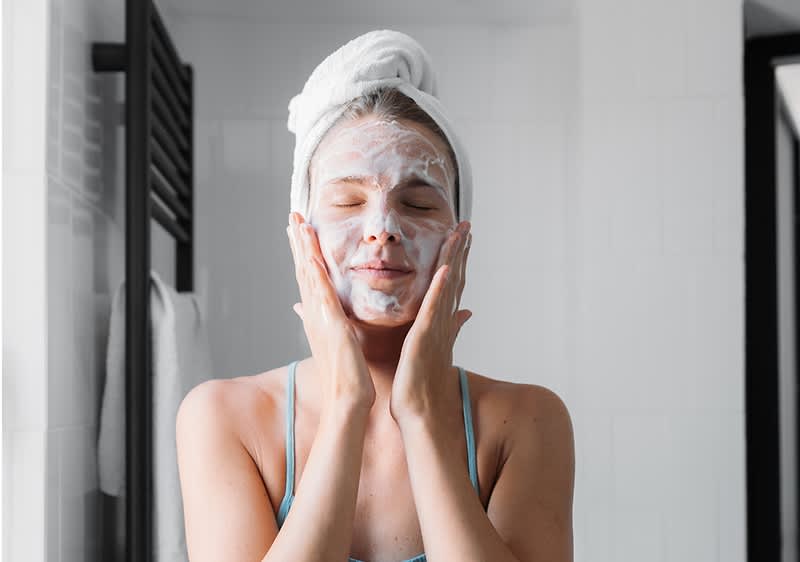 djevojka u kupaonici s maskom za lice na licu