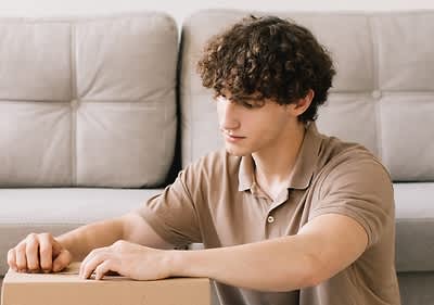 Muškarac kovrčave kose