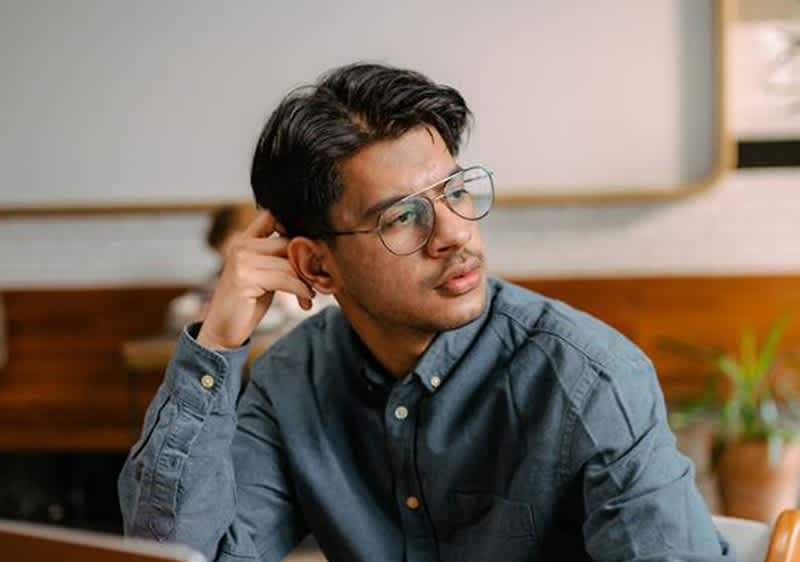 Muškarac s frizurom s razdjeljkom po sredini