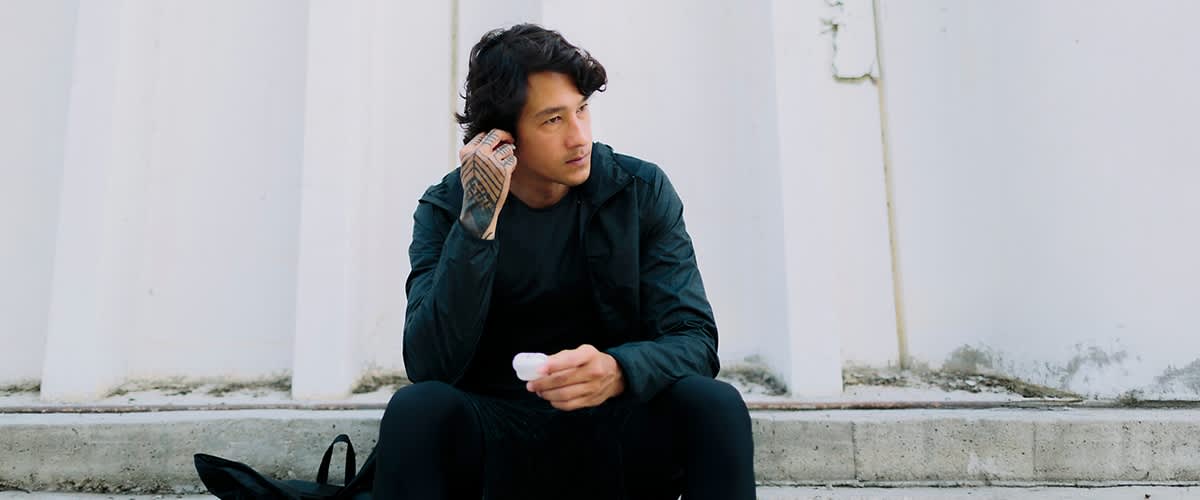 Muškarac s poludugom frizurom