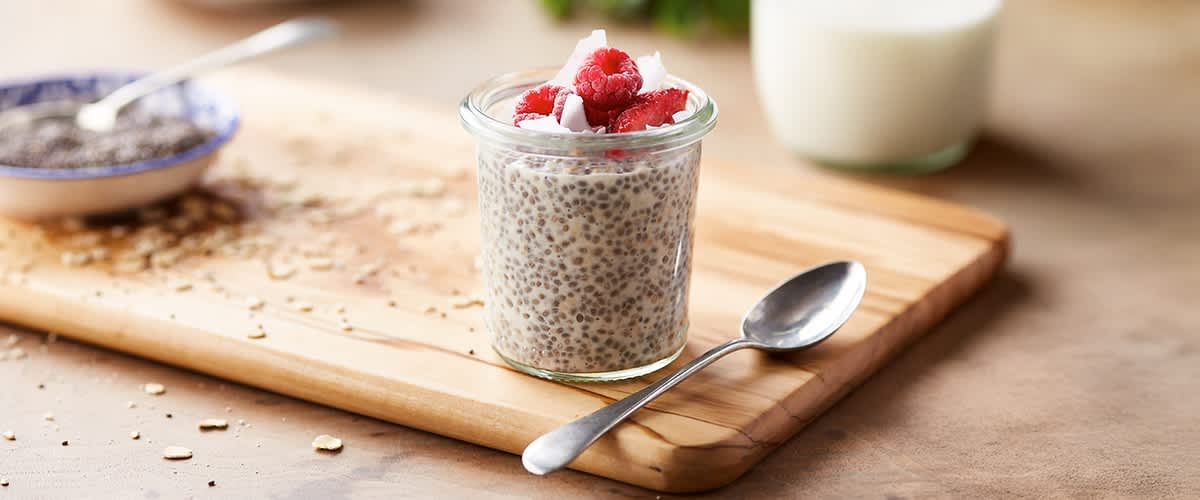 Puding od chia sjemenki s malinama na vrhu