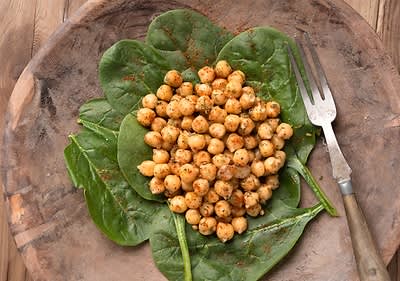 Slanutak na listovima špinata u drvenoj posudi