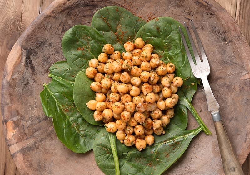 Slanutak na listovima špinata u drvenoj posudi