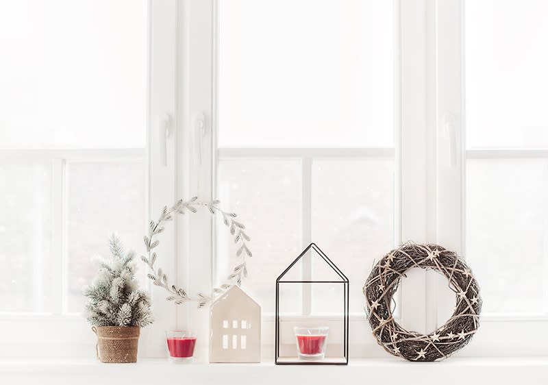 Božićne dekoracije na prozorskoj dasci