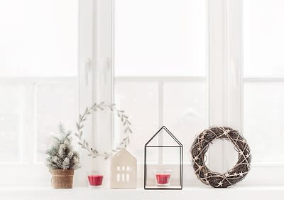Božićne dekoracije na prozorskoj dasci