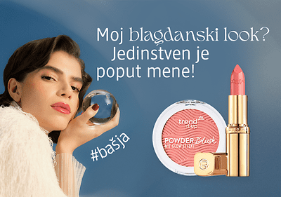 Žena drži staklenu kuglu, pored nje ružičasti ruž za usne i okruglo rumenilo s natpisom "trendy it up POWDER Blush" na plavoj pozadini, iznad tekst "Moj svečani izgled? Jedinstven kao ja!"