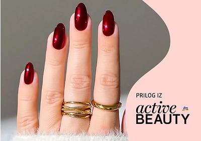 Ruka s noktima nalakiranim u božićno crvenu nijansu