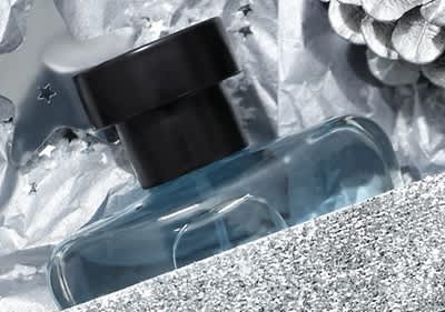 bočica mirisa na srebrnoj foliji