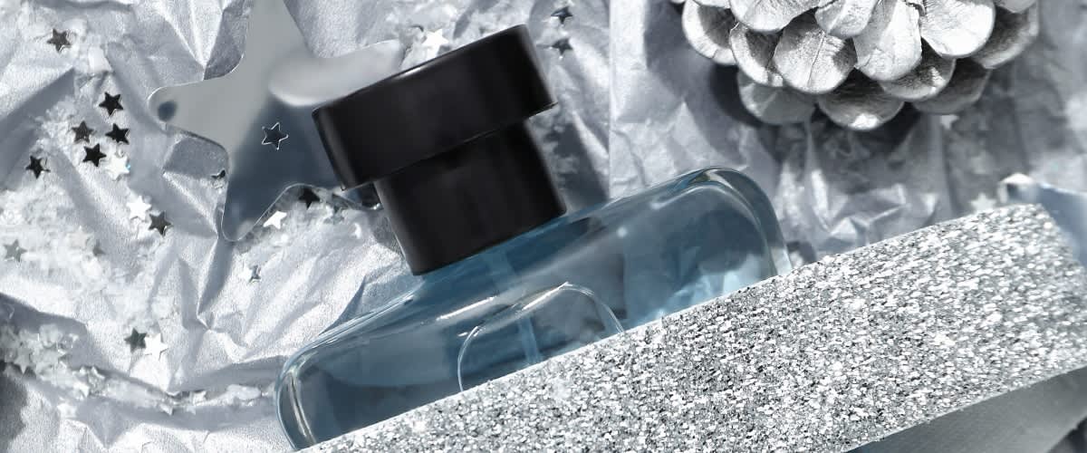 bočica mirisa na srebrnoj foliji