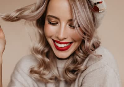 Djevojka pepeljasto plave kovrčave kose