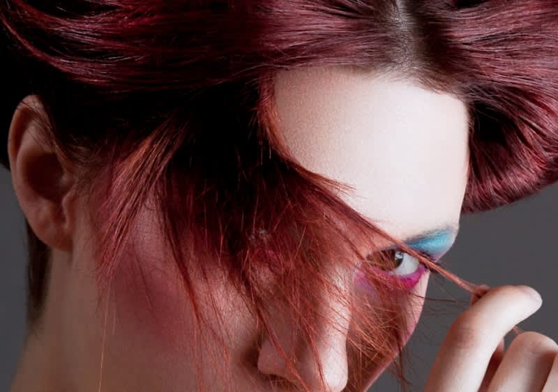 Djevojka tamno crvene kose