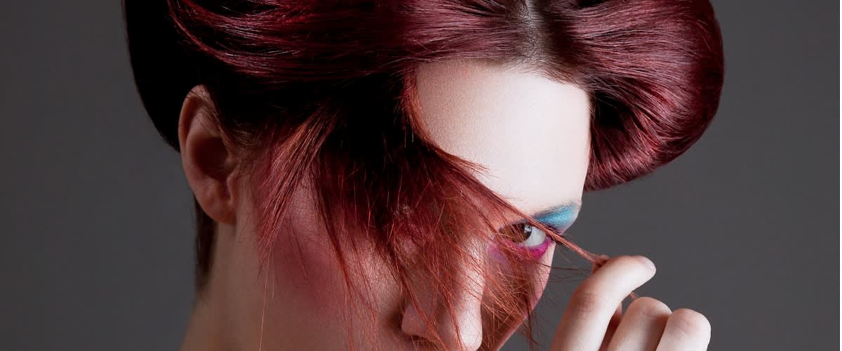 Djevojka tamno crvene kose