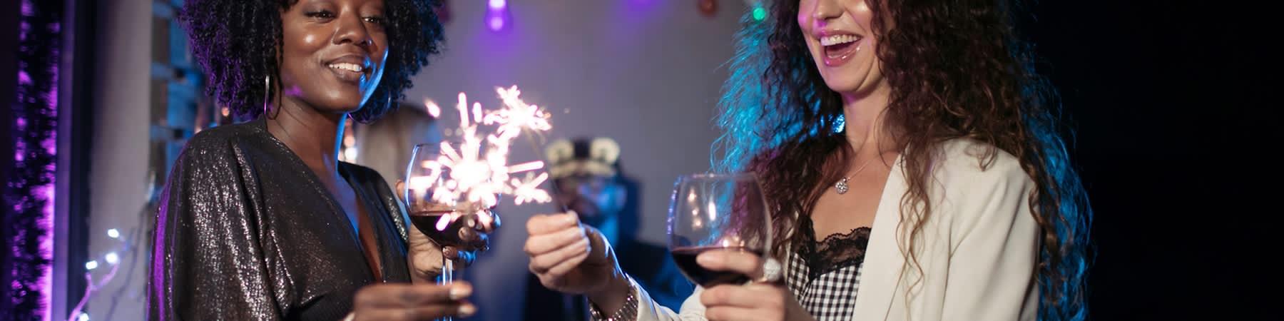 Mladi slave  NovuGodinu uz čaše s vinom i prskalice