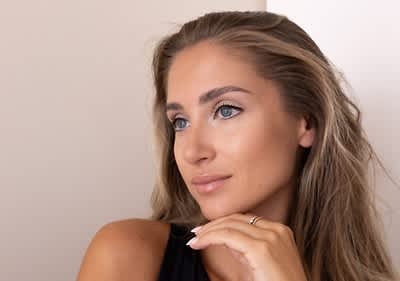 Djevojka našminkana da istakne svoje oči