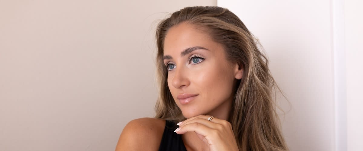 Djevojka našminkana da istakne svoje oči