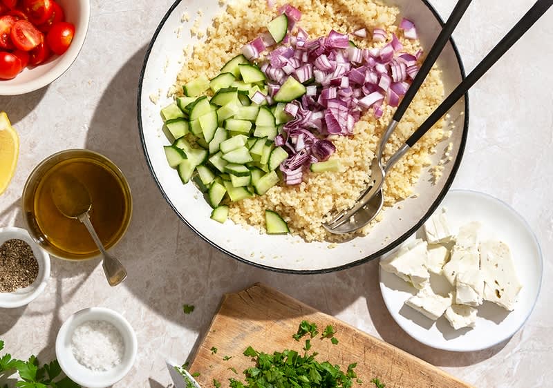 Tanjur kus-kusa s povrćem na stolu