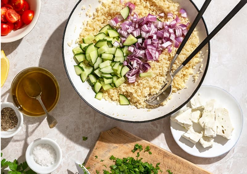 Tanjur kus-kusa s povrćem na stolu