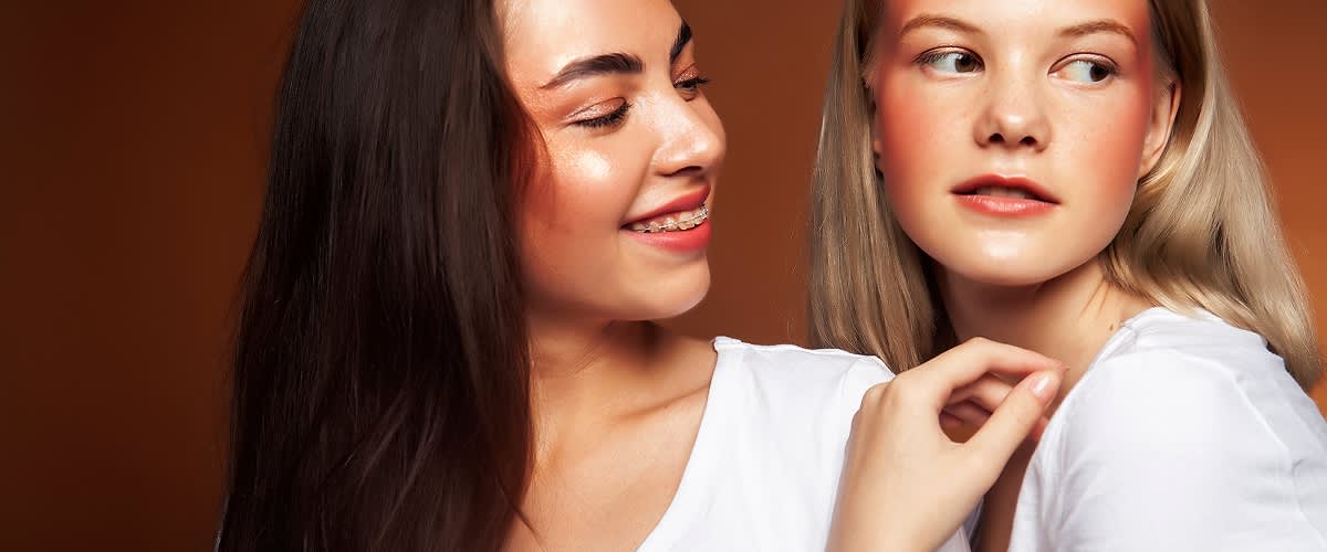 dvije mlade djevojke poziraju pred kamerom