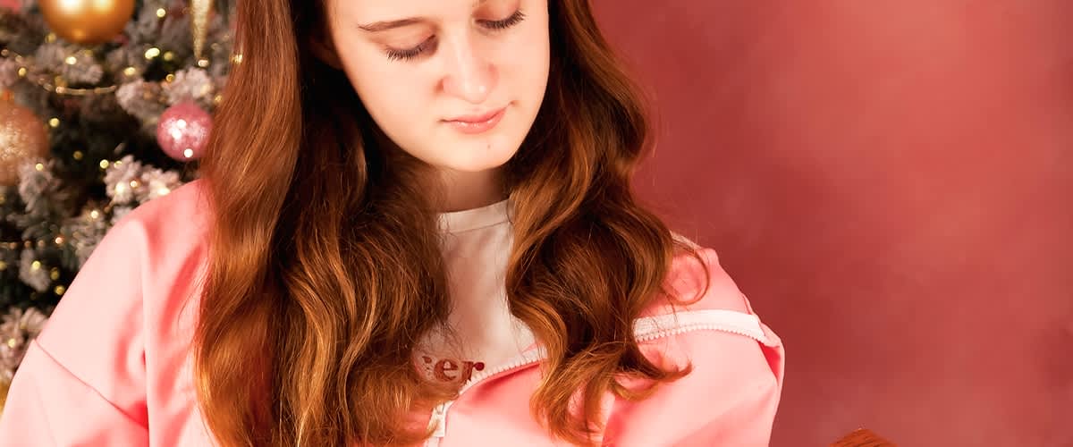 djevojka otvara poklon