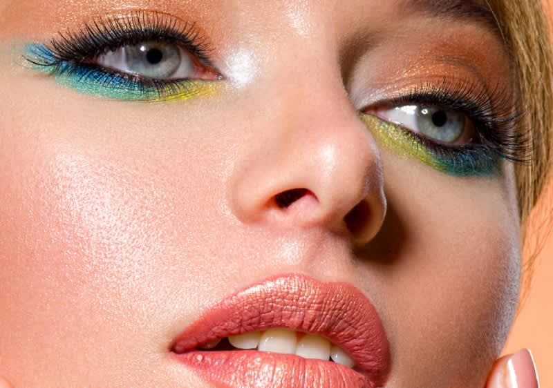 mlada djevojka s šarenim make upom na očima