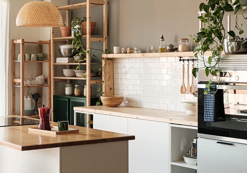 Kuhinja od bijelog i smeđeg drva