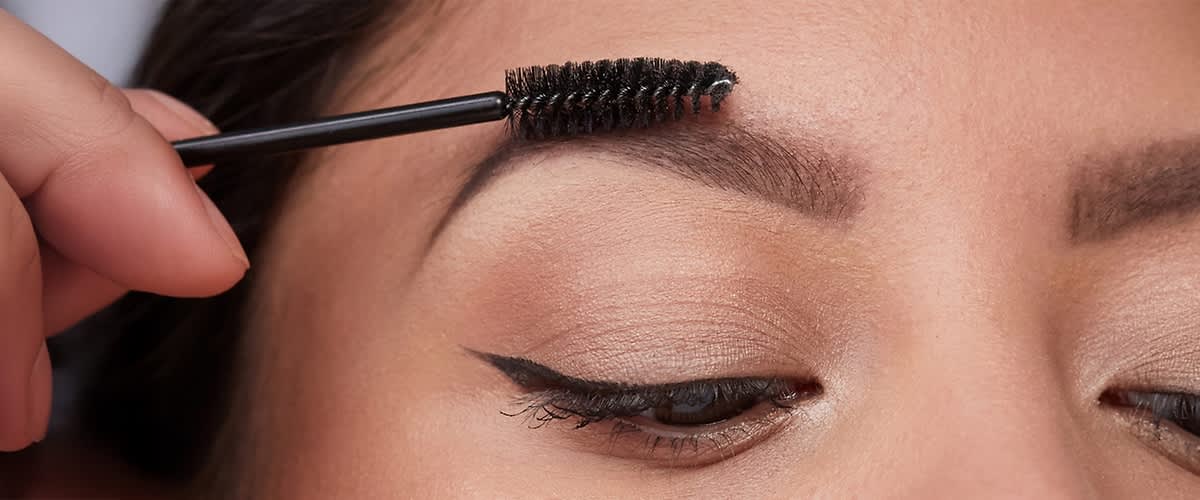 djevojka četkicom češlja obrve