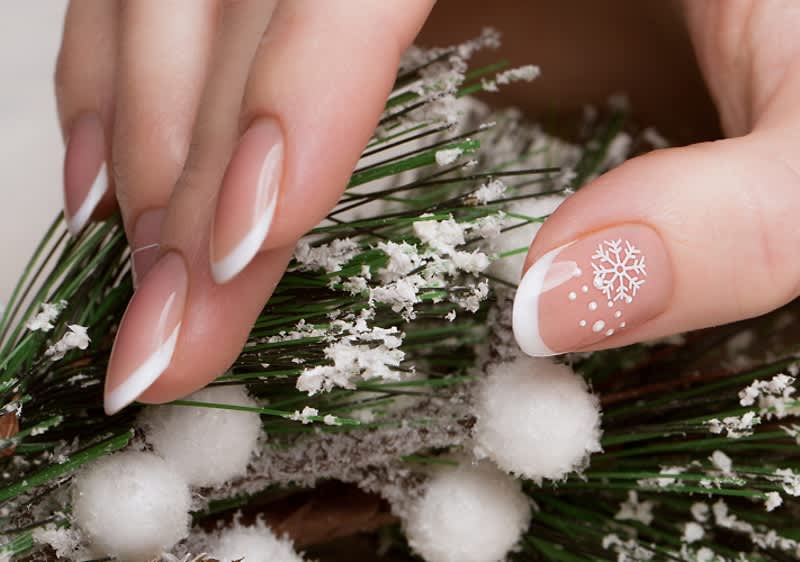 Nokti s francuskom manikurom i nacrtanim pahuljicama