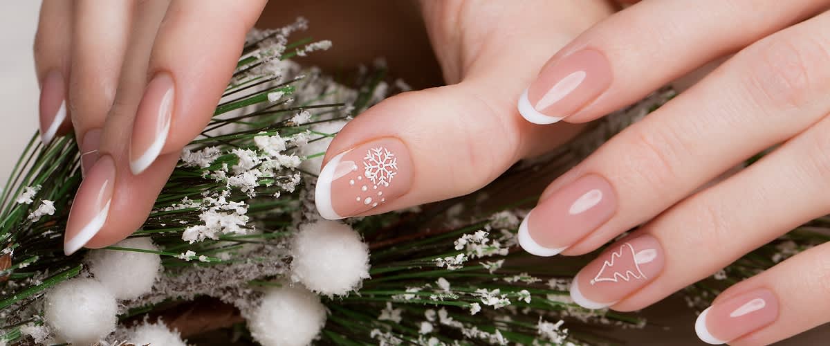 Nokti s francuskom manikurom i nacrtanim pahuljicama