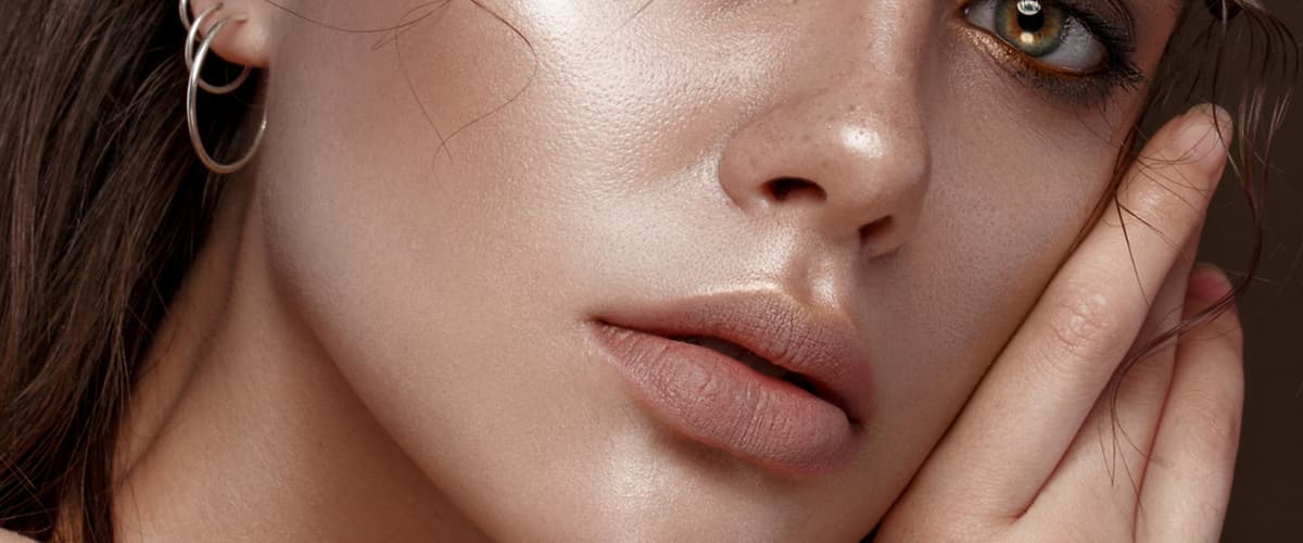 djevojka sa smeđim ružem na usnama