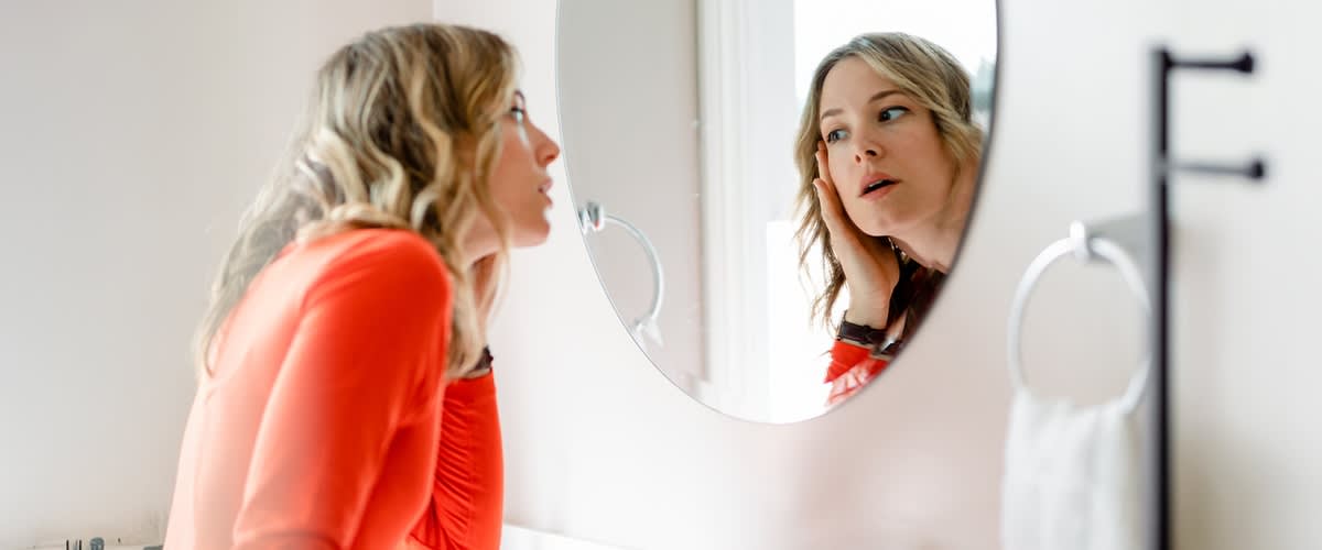 Djevojka se promatra u ogledalu