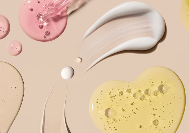 razlićite teksture proizvoda za njegu lica na bež podlozi