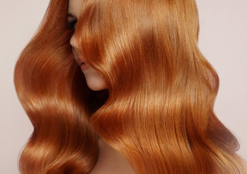 Djevojka duge crvene kose visokog sjaja