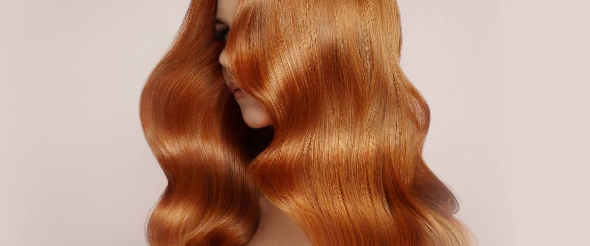 Djevojka duge crvene kose visokog sjaja