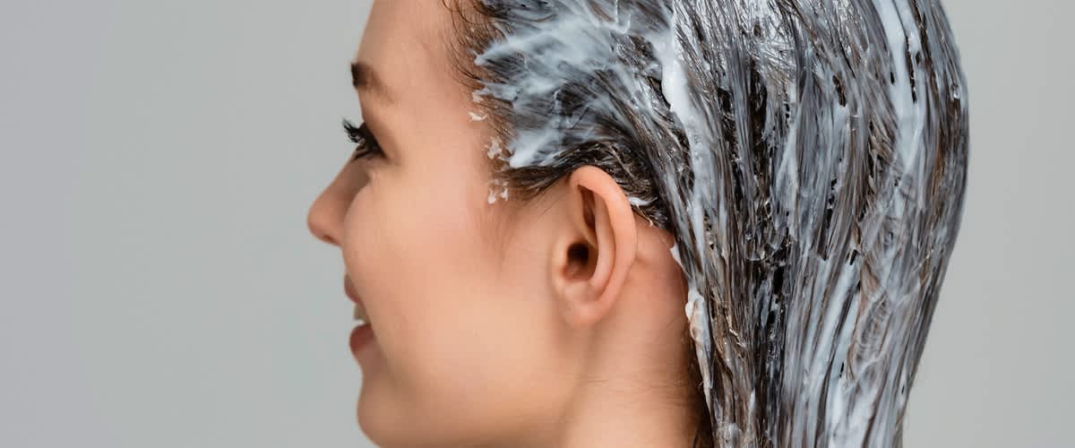 Djevojka s maskom na kosi