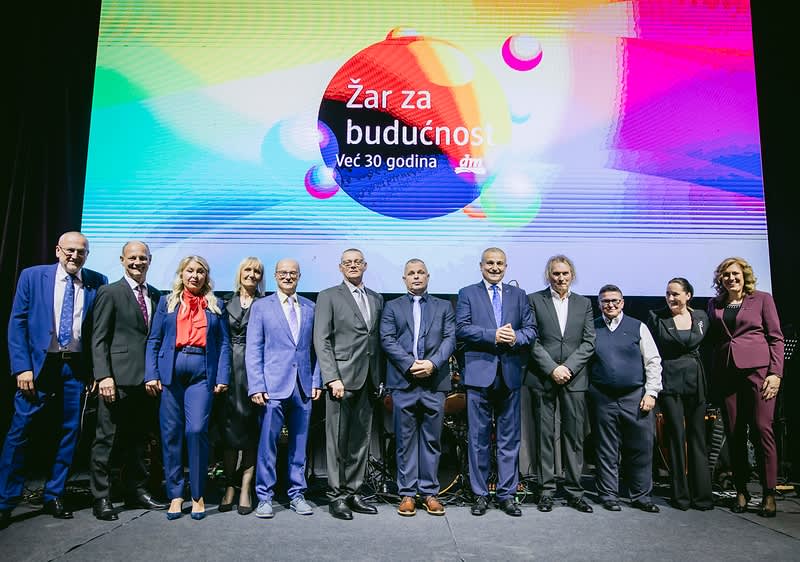 Uprava i djelatnici dm-a na pozornici