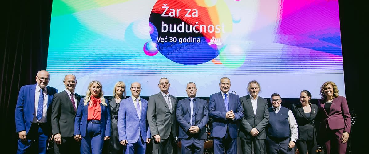 Uprava i djelatnici dm-a na pozornici