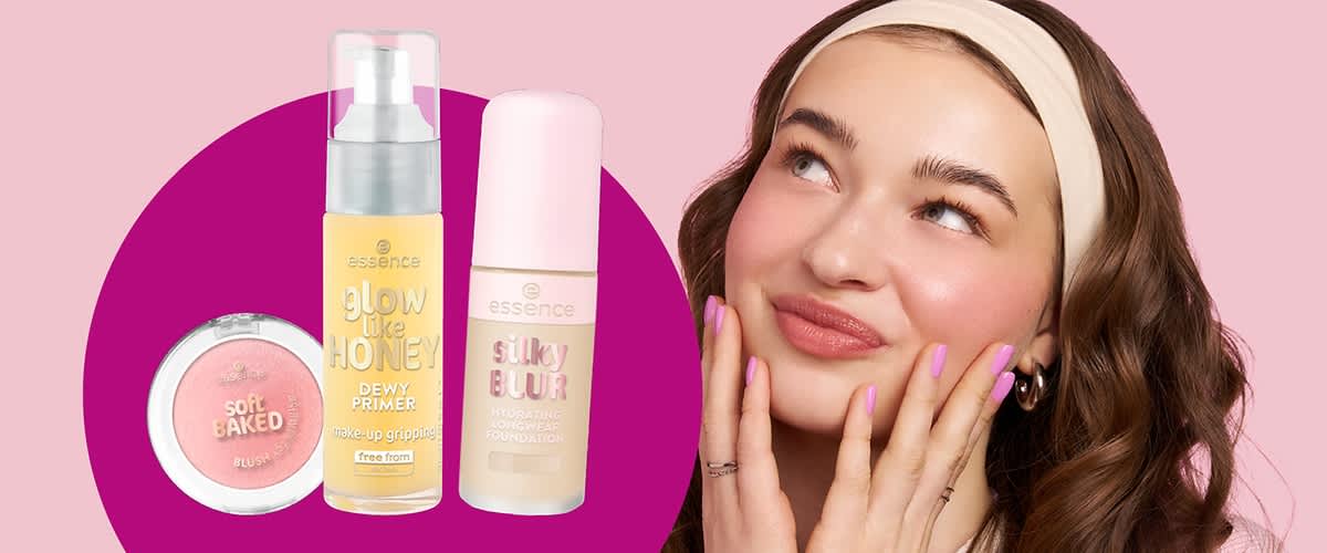 Slika koja prikazuje četiri kozmetička proizvoda marke essence na ružičastoj pozadini